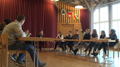 Jugendliche diskutieren die Möglichkeiten der Jugendbeteiligung in einem Sitzungssaal
