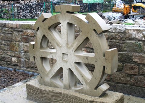 Das Foto zeigt ein Rad aus Sandstein.