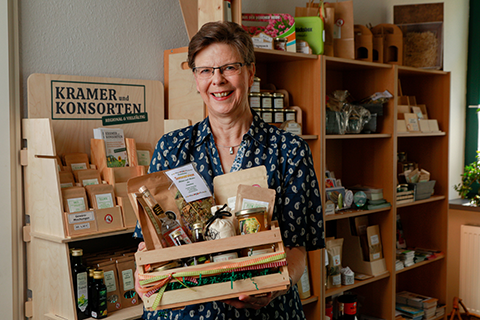Theresia Stadtler-Philipp mit verschiedenen regionalen Produkten in Ihrem Geschäft