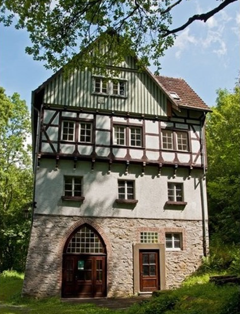 Auf dem Foto ist das Informations- und Besucherzentrum im Bilsteintal zu sehen.
