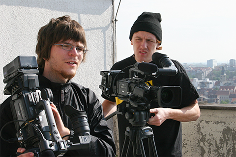 <p>
	Zwei Projekteilnehmer mit Kameras</p>
